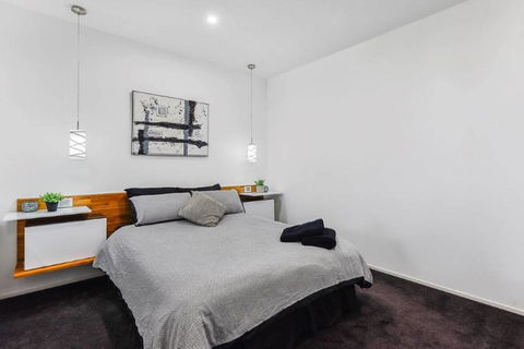 BENGALEE EXECUTIVE TOWNHOUSE- MODERN & STYLISH - Surfers Paradise Gold Coast 9