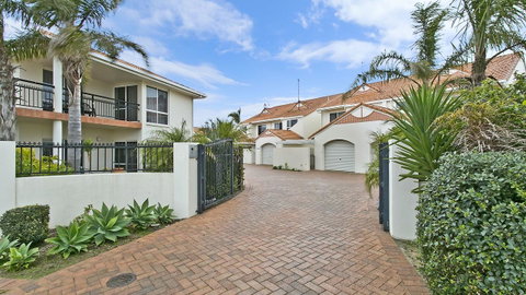 Salt Waterfront Apartment - Surfers Paradise Gold Coast 3
