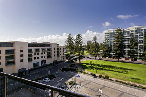 Glenelg Holiday Apartments-Pier - Surfers Paradise Gold Coast 7