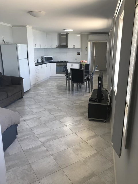 Beachside & Jetty View Apartment 6 - Captain\'s Apt - Surfers Paradise Gold Coast 4