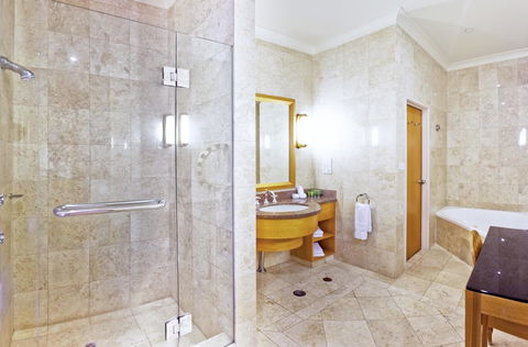Duxton Hotel Perth - Surfers Paradise Gold Coast 3