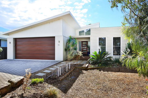 Calming Waters - Pet Friendly - Community Pool - Surfers Paradise Gold Coast 38