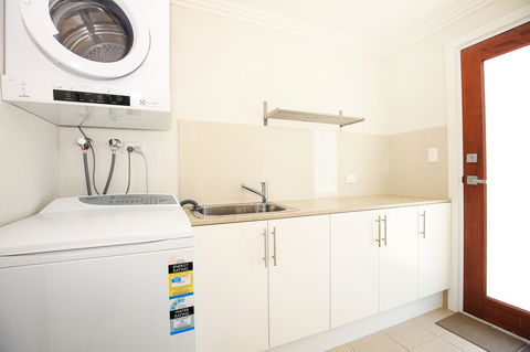 Calming Waters - Pet Friendly - Community Pool - Surfers Paradise Gold Coast 24