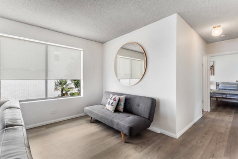 Laman Lodge, Unit 2, 15 Laman Street - Surfers Paradise Gold Coast 4