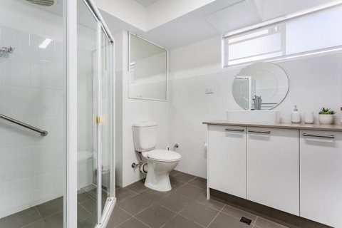 Laman Lodge, Unit 2, 15 Laman Street - Surfers Paradise Gold Coast 11