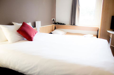 Ibis Newcastle - Surfers Paradise Gold Coast 2