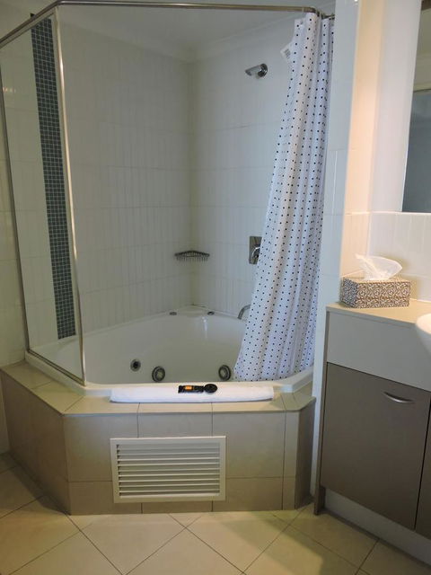 BASE Holidays - Ettalong Beach Premium Apartments - Surfers Paradise Gold Coast 16