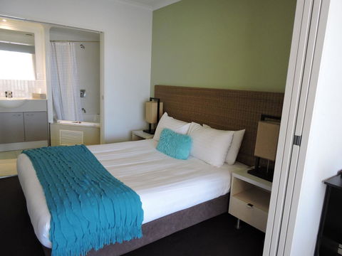 BASE Holidays - Ettalong Beach Premium Apartments - Surfers Paradise Gold Coast 4
