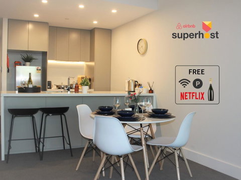 Stunning Views Sydney Olympic Park - Surfers Paradise Gold Coast 0