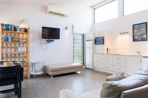 By The Beach B&B Self Contained Apartments - Surfers Paradise Gold Coast 9