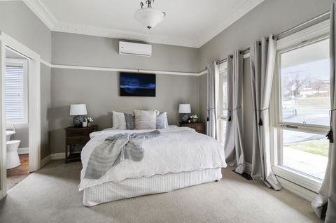 The Spa Cottage With HotTub, Netflix & Stan - Surfers Paradise Gold Coast 13