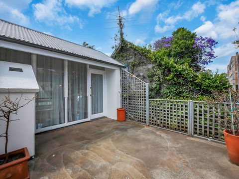 Large Terrace In Sydneyâ€™s Lower North Shore - Surfers Paradise Gold Coast 9