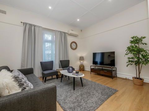 Large Terrace In Sydneyâ€™s Lower North Shore - Surfers Paradise Gold Coast 1