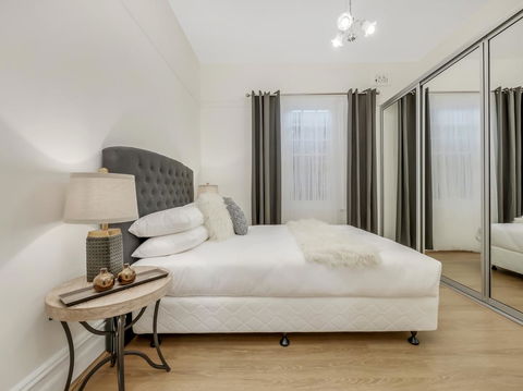 Large Terrace In Sydneyâ€™s Lower North Shore - Surfers Paradise Gold Coast 3