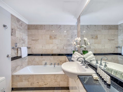 Panoramic Harbour Views And Unbeatable Comfort - Surfers Paradise Gold Coast 4