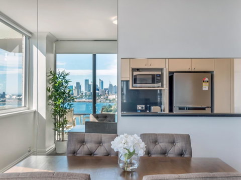 Panoramic Harbour Views And Unbeatable Comfort - Surfers Paradise Gold Coast 8