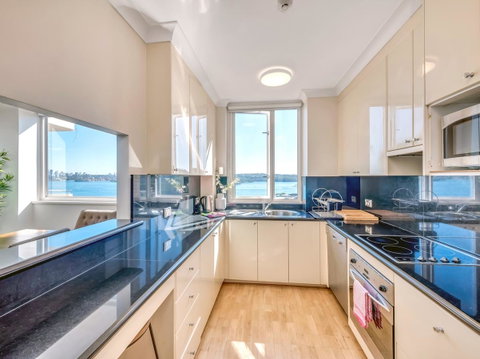 Panoramic Harbour Views And Unbeatable Comfort - Surfers Paradise Gold Coast 7