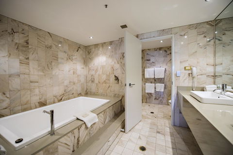 Hilton Darwin - Surfers Paradise Gold Coast 35