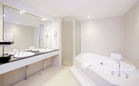 Crowne Plaza Canberra, An IHG Hotel - Surfers Paradise Gold Coast 20