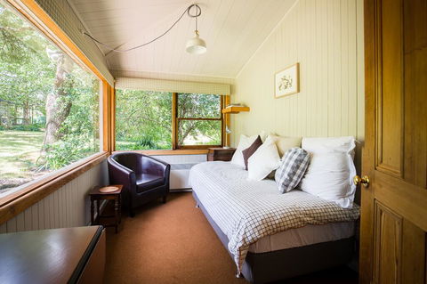Braeside Mount Macedon Country Retreat Bed And Breakfast - Surfers Paradise Gold Coast 2