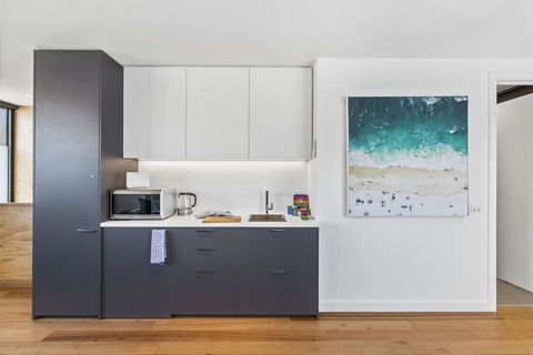 Brand New Beachside Studio Apartment - Surfers Paradise Gold Coast 3