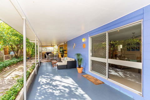 Bribie Beach House, Waterfront Directly Across The Road - Solander Esp, Banksia Beach - Surfers Paradise Gold Coast 3