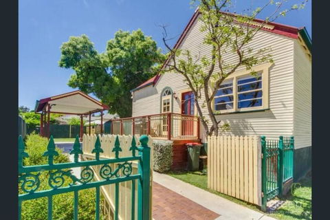 Bright 3-bedroom Apartment - Central Armidale - Surfers Paradise Gold Coast 0