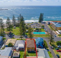 Burleigh House Opposite Main Beach - Views Sea Pool Linen and Free WiFi