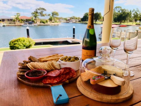 Canal Elegance In Yunderup - Surfers Paradise Gold Coast 1
