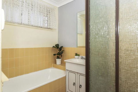 Canberra Cres 2E Burrill Lake, Upstairs Apartment - Surfers Paradise Gold Coast 2