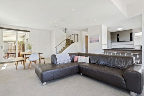CAPEL'S REST - CAPEL SOUND - Surfers Paradise Gold Coast 3