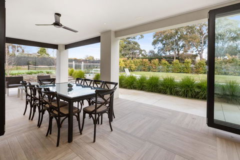 CATALINA - MOUNT ELIZA - Surfers Paradise Gold Coast 2