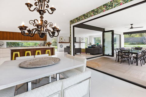 CATALINA - MOUNT ELIZA - Surfers Paradise Gold Coast 1