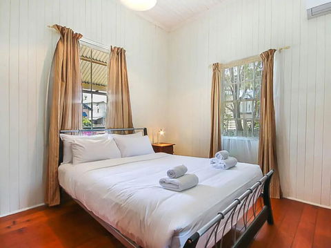 Charming Characterful Rustic-style Home Near The Gabba - Surfers Paradise Gold Coast 2