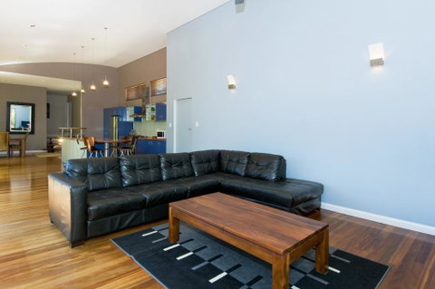 Chriscross Retreat 9 Cross Street - Surfers Paradise Gold Coast 3