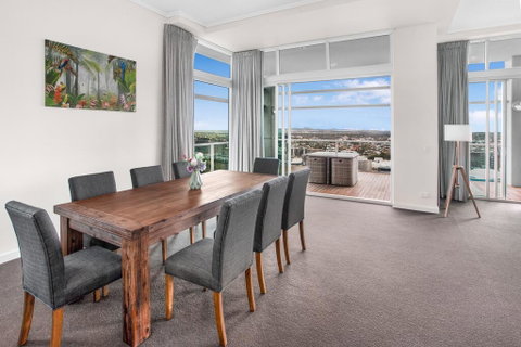 City-Centre Apartment With River Views And Balcony - Surfers Paradise Gold Coast 3