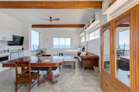 CLIFFSIDE: BONDI BEACH - Surfers Paradise Gold Coast 1