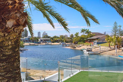 Coastal Elegance - Surfers Paradise Gold Coast 1