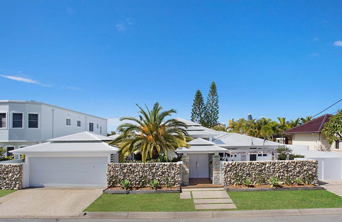 Coastal Elegance - Surfers Paradise Gold Coast 0