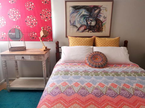 Colourful Creative Artist House Glen Waverley - Surfers Paradise Gold Coast 2