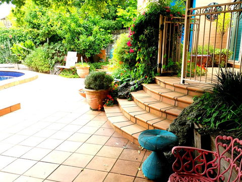 Colourful Creative Artist House Glen Waverley - Surfers Paradise Gold Coast 1