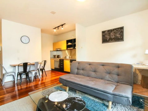 Contemporary 1 Bedroom Teneriffe Apartment With Pool And Gym - Surfers Paradise Gold Coast 2