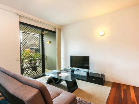 Contemporary 1 Bedroom Teneriffe Apartment With Pool And Gym - Surfers Paradise Gold Coast 0