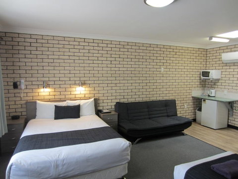 Cowra Crest Motel - Surfers Paradise Gold Coast 3