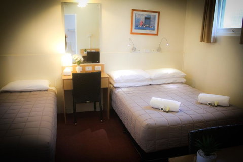 Cowra Motor Inn - Surfers Paradise Gold Coast 2
