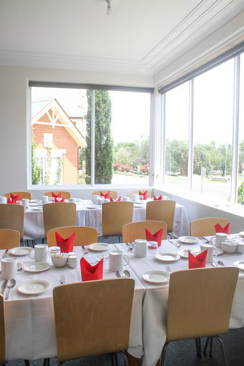 Cowra Motor Inn - Surfers Paradise Gold Coast 3