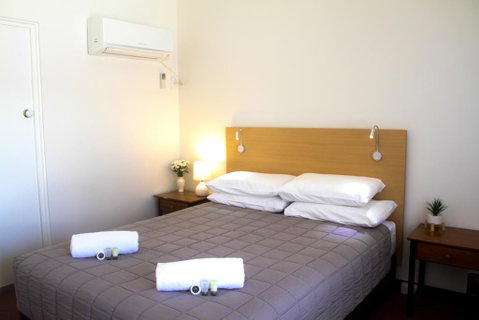 Cowra Motor Inn - Surfers Paradise Gold Coast 1