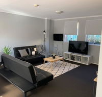 Cozy 3BR Townhouse in Liverpool CBD with parking - Surfers Paradise Gold Coast