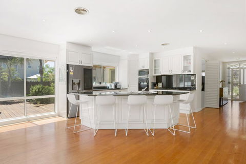 DIAMOND BAY RETREAT - SORRENTO - Surfers Paradise Gold Coast 1