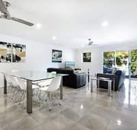 Diamond Beach 3 Bedroom Poolside Apartment - Surfers Paradise Gold Coast